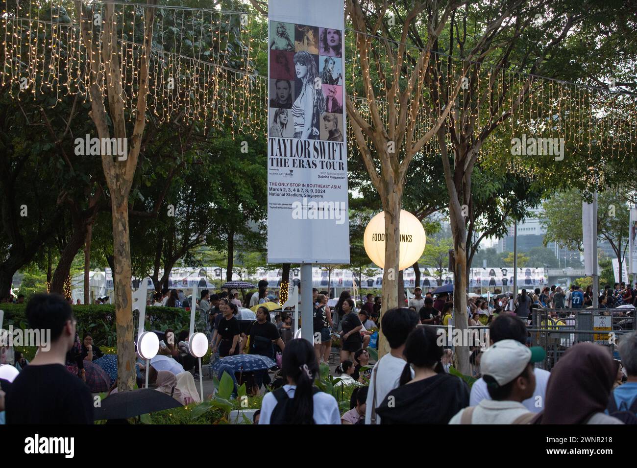 2 marzo 2024. Grandi folle locali e internazionali si radunano all'esterno della sala concerti per il concerto del Talyor Swift the Eeras Tour. Singapore. Foto Stock