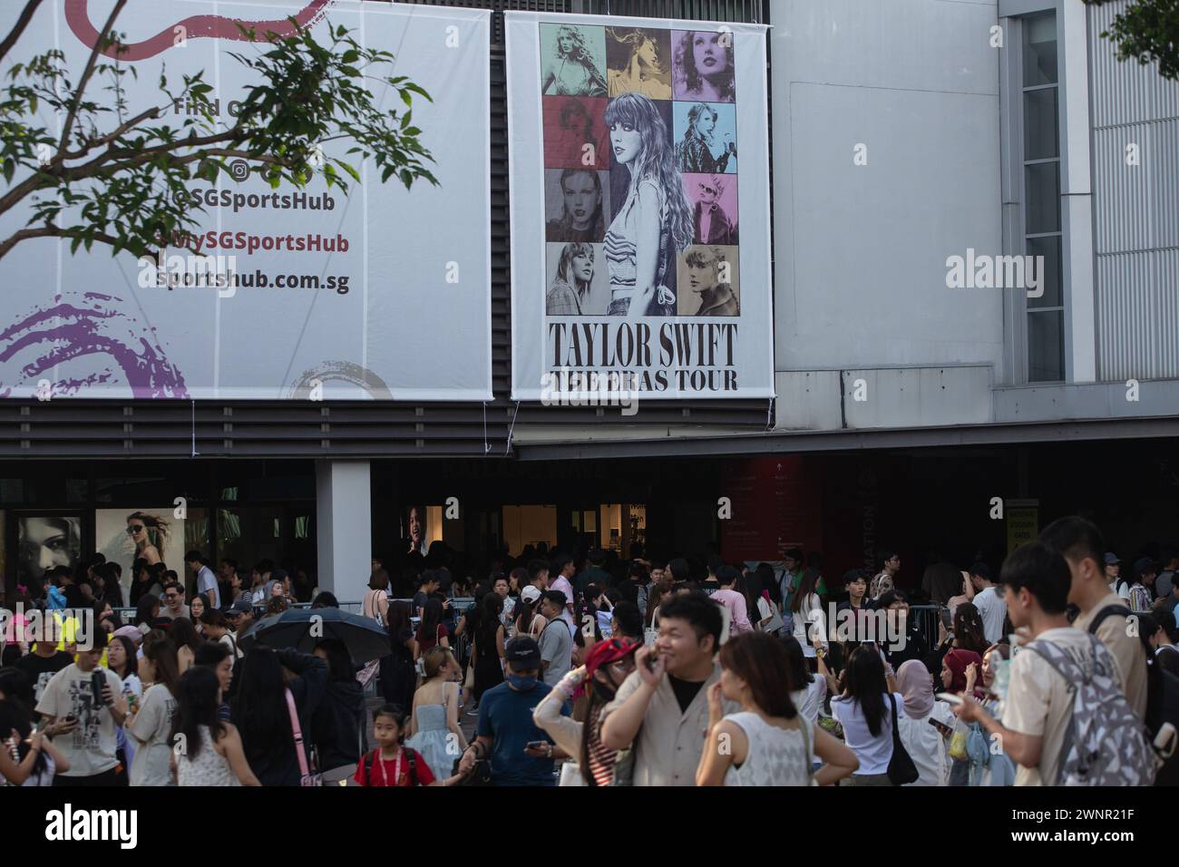 2 marzo 2024. Grande folla al concerto del Talyor Swift The Eeras Tour, un enorme poster del famoso artista è sulla facciata. Singapore. Foto Stock