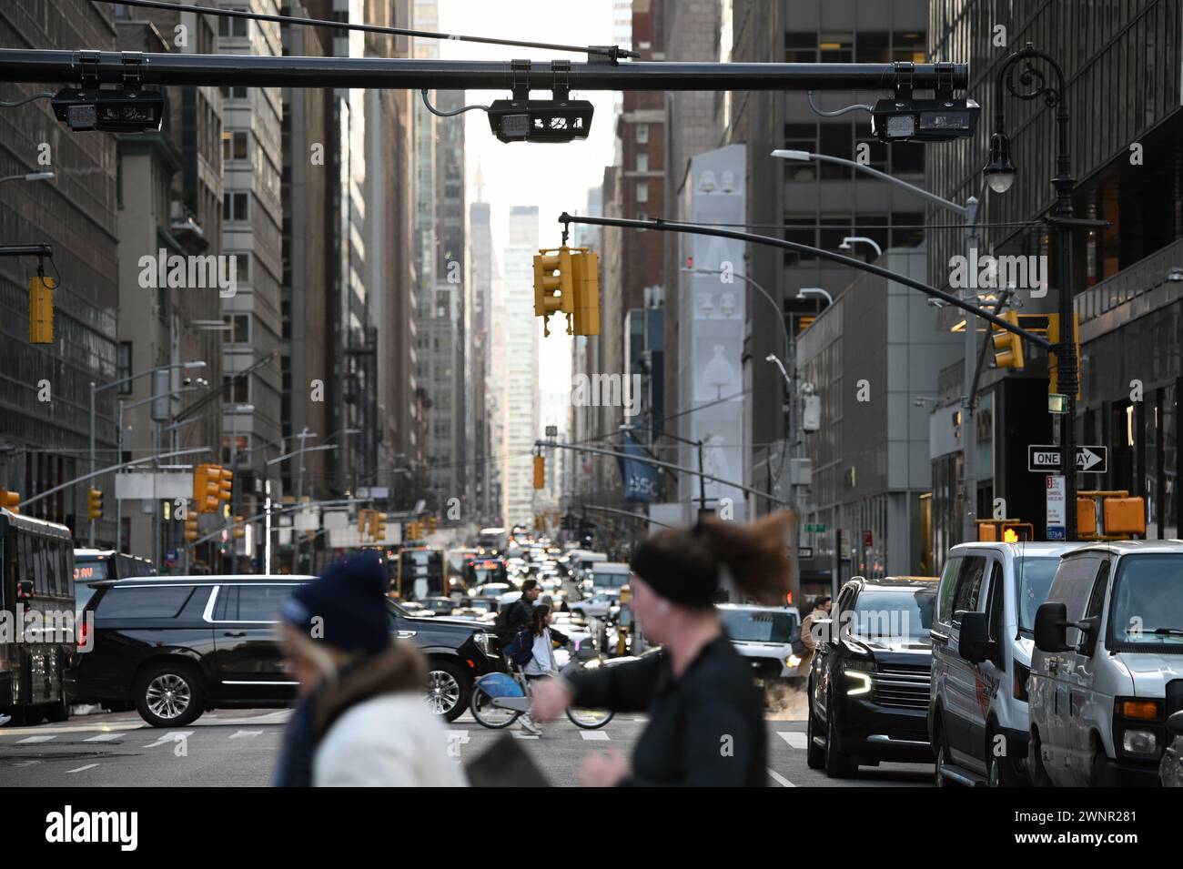 Un gantry che supporta la targa e i lettori e-Z Pass è installato attraverso Madison Avenue all'incrocio della 60a strada mentre New York City si prepara ad implementare il "Congestion pricing", che entrerà in vigore all'inizio dell'estate del 2024, New York, NY, 3 marzo 2024. I veicoli passeggeri che viaggiano nel quartiere di Manhattan, New York City, pagherebbero 15 dollari per guidare sotto la 60a strada, una misura progettata per ridurre il traffico, l'inquinamento e i tempi di viaggio, e per fornire fondi, circa 1 miliardo di dollari all'anno, per l'MTA, denaro che non sarà condiviso con la città. Altri veicoli, come camion di grandi dimensioni e taxi, pagheranno Foto Stock