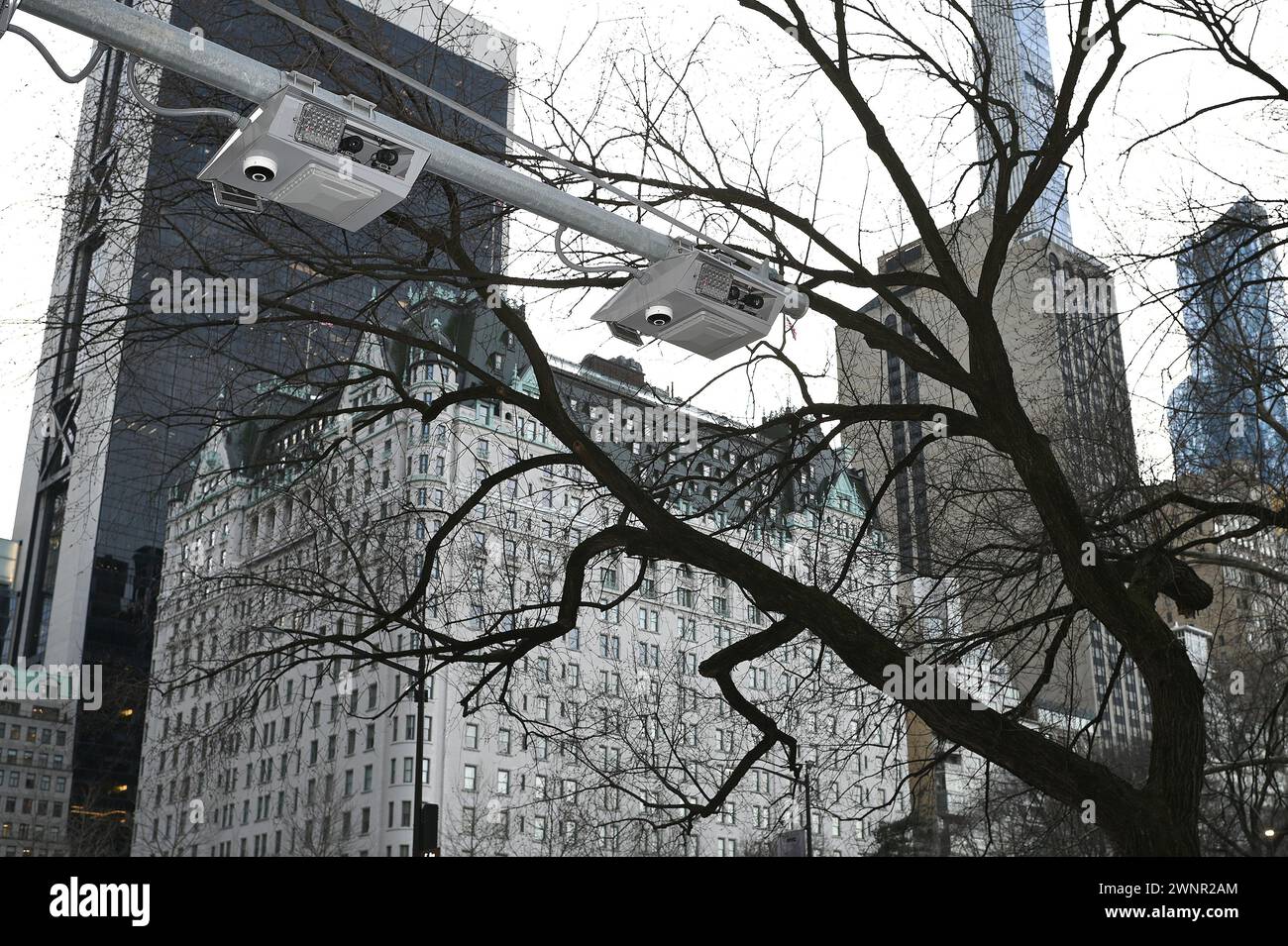 Vicino al Plaza Hotel, un gantry che supporta la targa e i lettori e-Z Pass e' posizionato lungo la Fifth Avenue all'incrocio della 60a strada mentre New York City si prepara ad implementare il 'prezzo della congestione', che entrerà in vigore all'inizio dell'estate del 2024, New York, NY, 3 marzo 2024. I veicoli passeggeri che viaggiano nel quartiere di Manhattan, New York City, pagherebbero 15 dollari per guidare sotto la 60a strada, una misura progettata per ridurre il traffico, l'inquinamento e i tempi di viaggio, e per fornire fondi, circa 1 miliardo di dollari all'anno, per l'MTA, denaro che non sarà condiviso con la città. Altri veicoli, ad esempio veicoli di grandi dimensioni Foto Stock