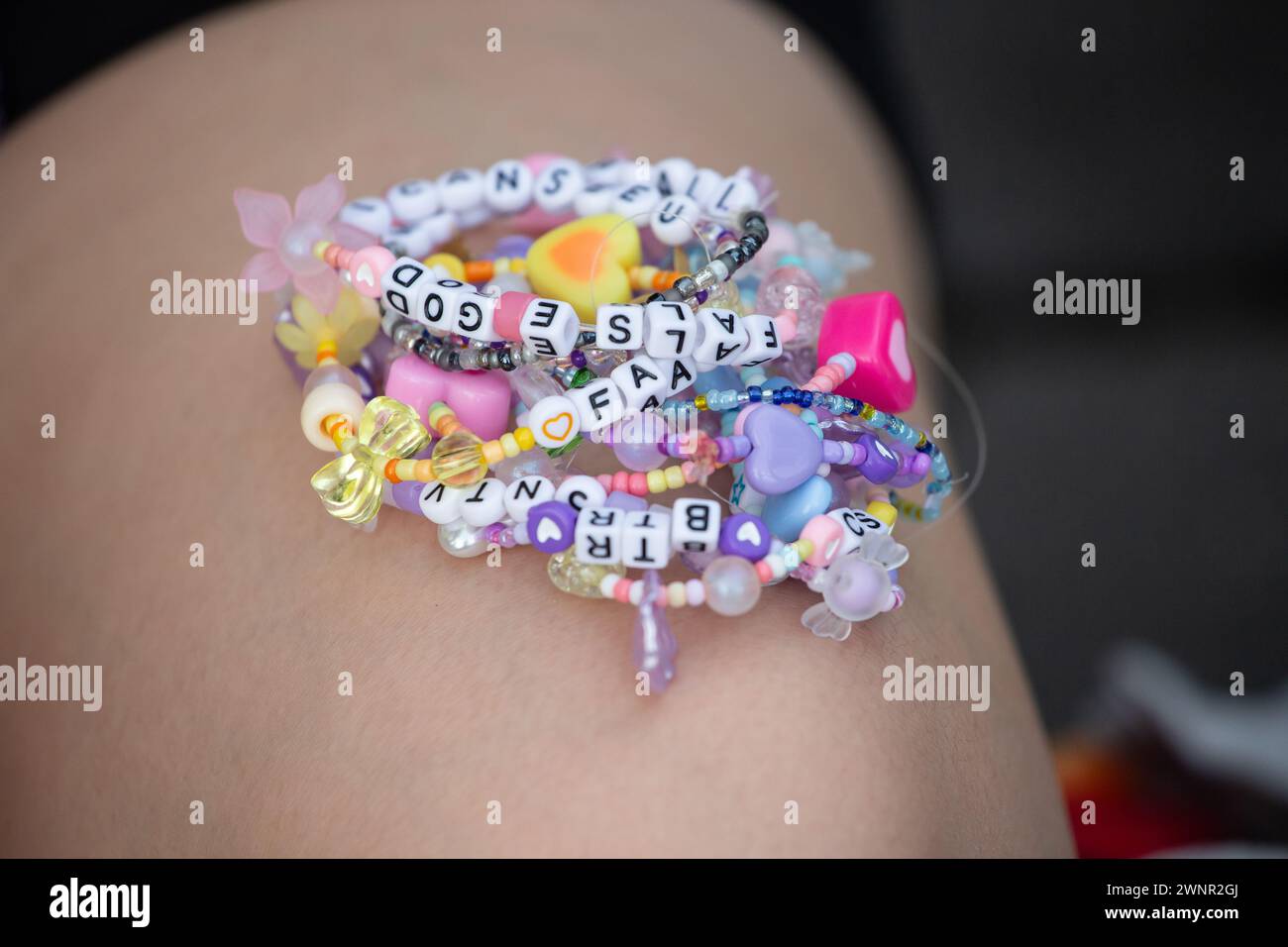2 marzo 2024. Presso il luogo del tour Era. Primo piano sul trend dei braccialetti Taylor Swift. Singapore. Foto Stock