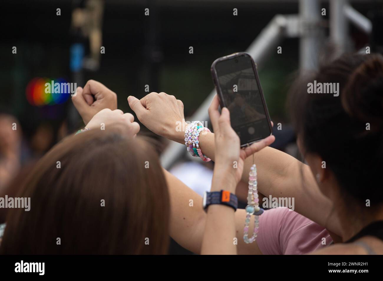 2 marzo 2024. Presso il luogo del tour Era. I fan che scattano foto dei braccialetti dell'amicizia Taylor Swift sul loro iPhone . Singapore. Foto Stock