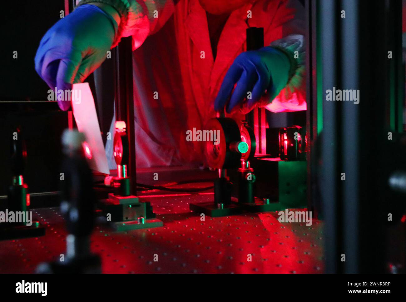 Pechino, Accademia cinese delle scienze a Shanghai della Cina orientale. 29 febbraio 2024. Il ricercatore Zhao Miao debugs apparecchiature sperimentali in un laboratorio presso lo Shanghai Institute of Optics and fine Mechanics, Chinese Academy of Sciences a Shanghai, Cina orientale, 29 febbraio 2024. Una memoria a disco ottico tridimensionale in nanoscala con capacità petabit è stata sviluppata presso lo Shanghai Institute of Optics and fine Mechanics, Chinese Academy of Sciences, secondo un articolo pubblicato il 22 febbraio su Nature. Crediti: Fang Zhe/Xinhua/Alamy Live News Foto Stock