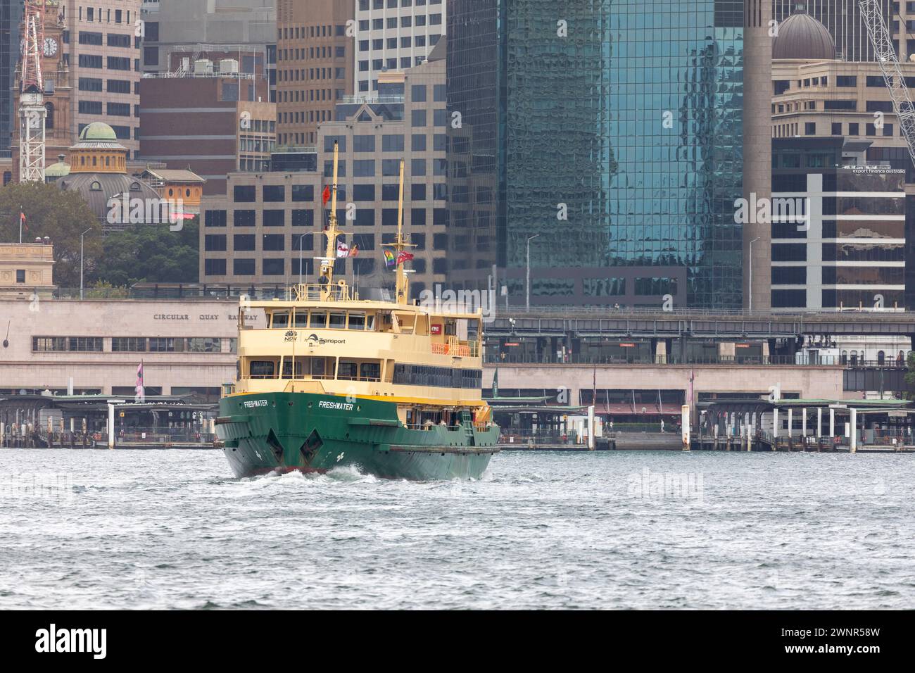 Il traghetto Manly, il traghetto Sydney, il traghetto MV Freshwater, il traghetto più antico di Sydney, diretto verso il capolinea dei traghetti di Circular Quay, Australia, 2024 Foto Stock