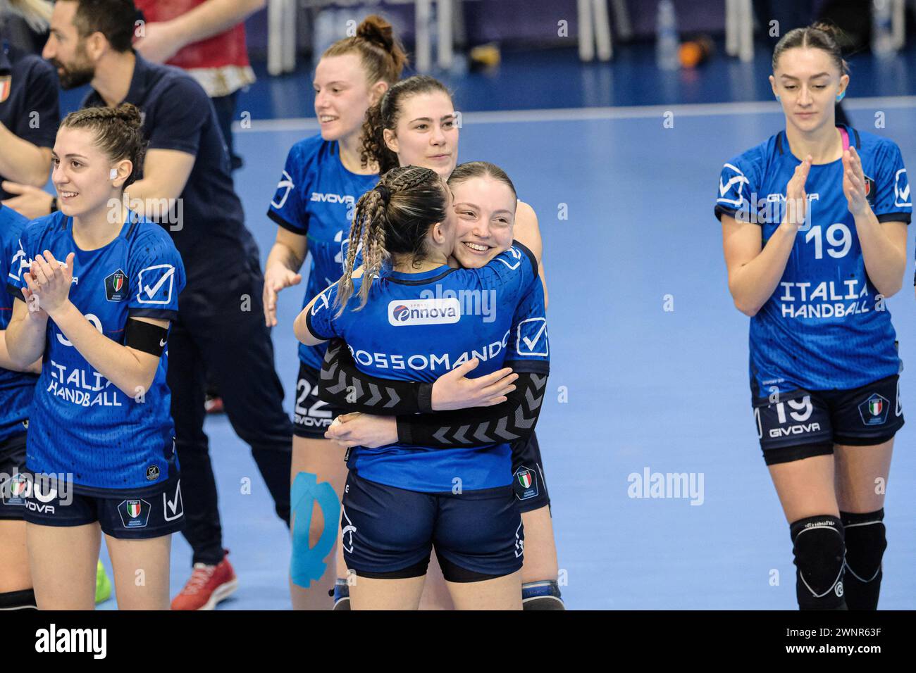 Chieti, Italia. 3 marzo 2024. La nazionale italiana celebra la vittoria durante la palla femminile EHF EURO Qualifier 2024. La nazionale italiana vince la partita contro la nazionale lettone con un punteggio di 43-8. Credito: SOPA Images Limited/Alamy Live News Foto Stock