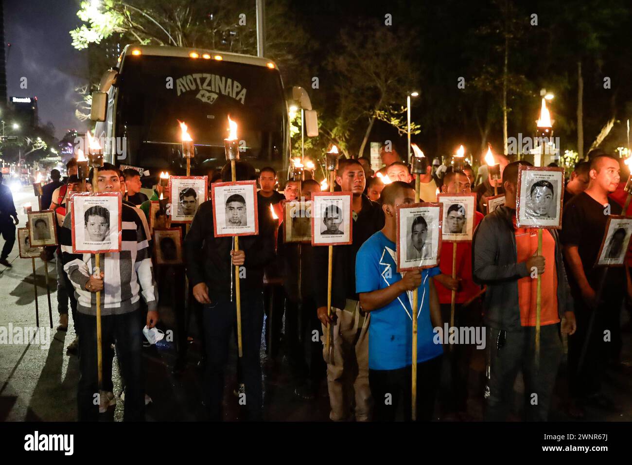 Dimostrazione per 43 studenti di Ayotzinapa scomparsa 3 marzo 2024, città del Messico, Messico: gli studenti delle scuole rurali prendono parte alla marcia per la scomparsa di 43 studenti della scuola di formazione didattica Ayotzinapa, il 2014 settembre a Iguala, nello stato di Guerrero, manifestazione tenutasi per celebrare il 113 ° mese dalla loro scomparsa. Città del Messico CDMX Messico Copyright: XLuisxBarronx Foto Stock