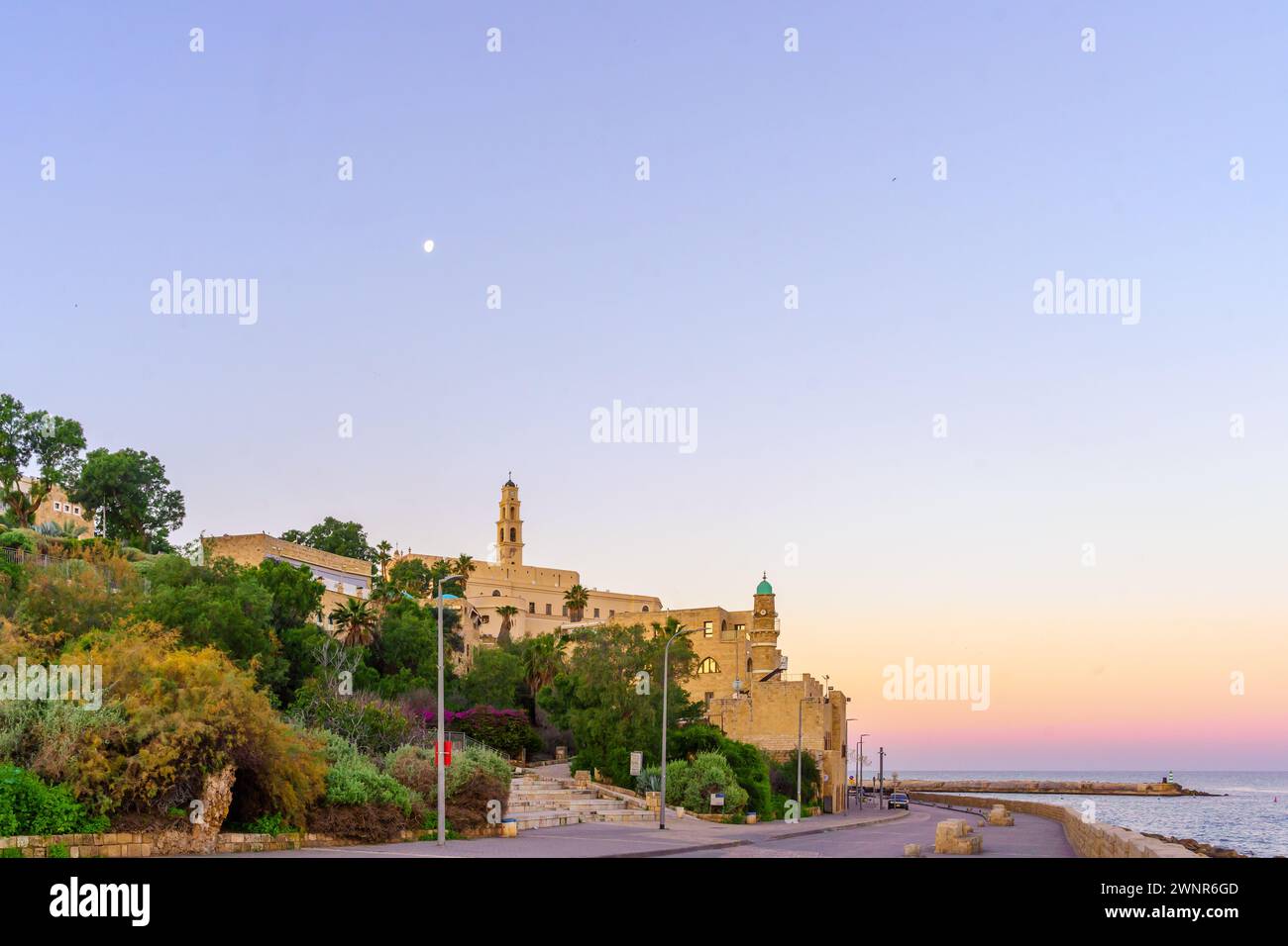 Vista all'alba della vecchia Jaffa, con la luna. Ora parte di Tel-Aviv-Yafo, Israele Foto Stock