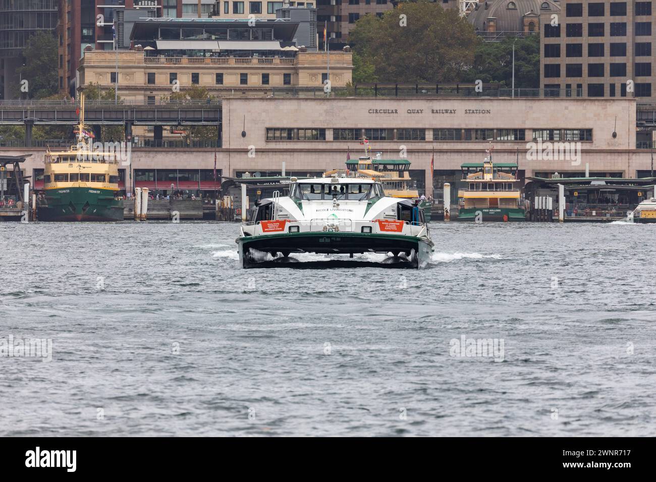 MV Nicole Livingstone, traghetto di classe Rivercat Sydney parte dal terminal circolare dei traghetti, Sydney, NSW, Australia, 2024 Foto Stock