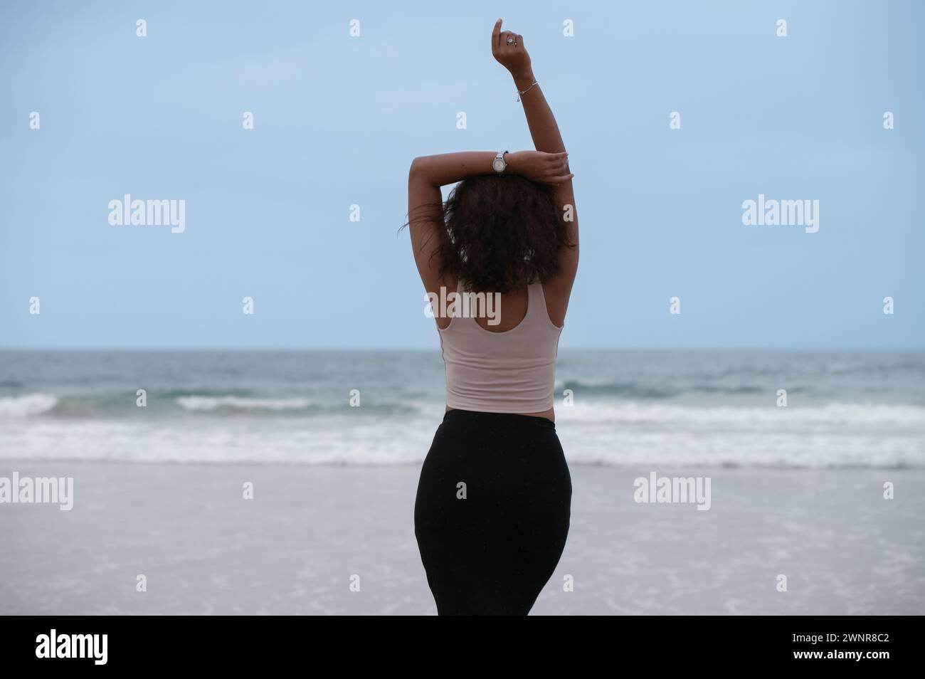 Una donna ha visto fissare la spiaggia Foto Stock