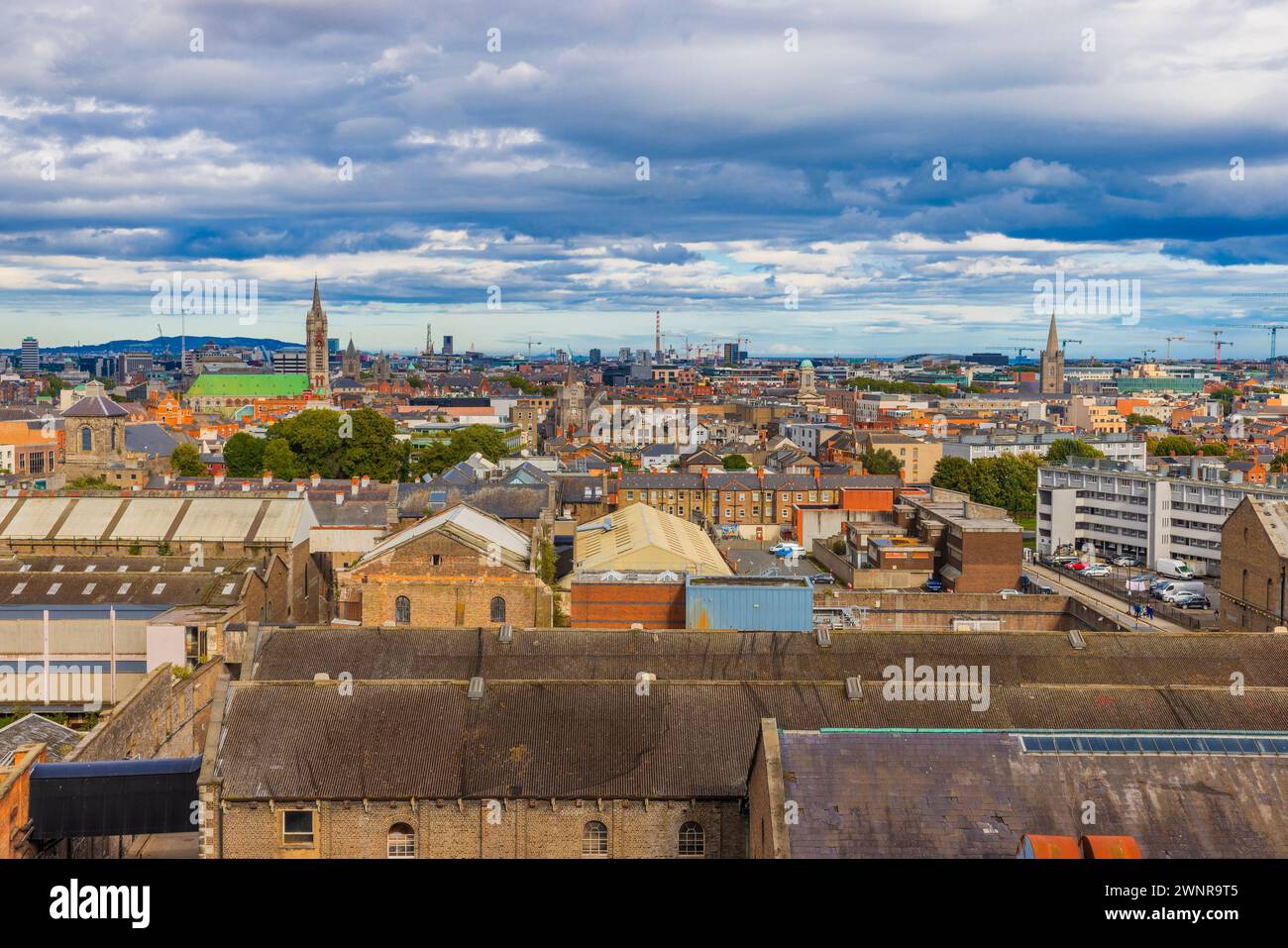 Skyline di Dublino, vista aerea di una città in una giornata nuvolosa, Irlanda Foto Stock