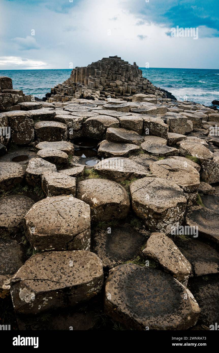 Una spettacolare foto di paesaggio con il Selciato del gigante, un sito patrimonio dell'umanità dell'UNESCO nell'Irlanda del Nord. L'immagine mostra l'iconico esagono Foto Stock