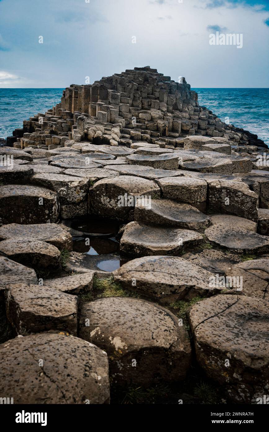 Una spettacolare foto di paesaggio con il Selciato del gigante, un sito patrimonio dell'umanità dell'UNESCO nell'Irlanda del Nord. L'immagine mostra l'iconico esagono Foto Stock