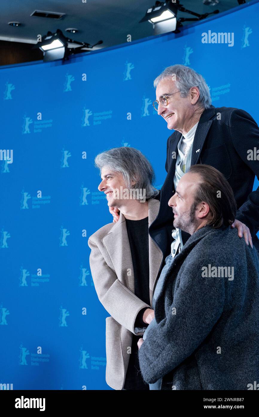 Regisseur Olivier Assayas, Schauspieler Vincent Macaigne und Micha Lescot während des Photocalls zum Film Hors Du Temps anlässlich der 74. Internationalen Filmfestspiele Berlin. / Il regista Olivier Assayas, gli attori Vincent Macaigne e Micha Lescot durante il photocall per il film Hors Du Temps in occasione del 74° Festival Internazionale del Cinema di Berlino. Snapshot-Photography/K.M.Krause *** regista Olivier Assayas, attori Vincent Macaigne e Micha Lescot durante la fotocall per il film Hors Du Temps in occasione del 74° Festival Internazionale del Cinema di Berlino, direttore Olivier Assayas, A. Foto Stock