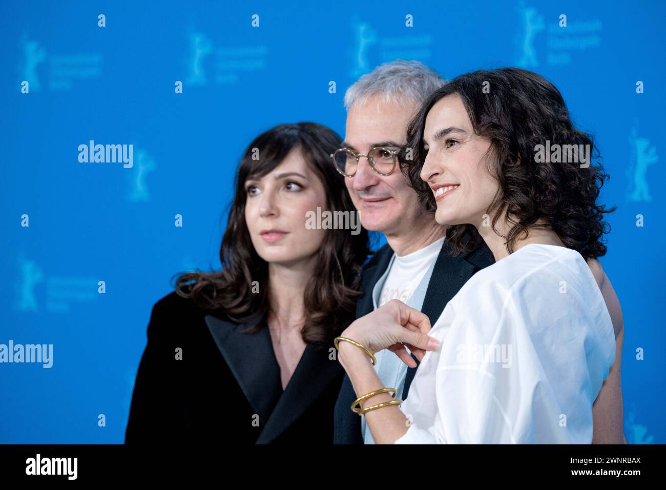 Regisseur Olivier Assayas, Schauspieler Nine Durso und Nora Hamzawi während des Photocalls zum Film Hors Du Temps anlässlich der 74. Internationalen Filmfestspiele Berlin. / Il regista Olivier Assayas, gli attori Nine Durso e Nora Hamzawi durante il photocall per il film Hors Du Temps in occasione del 74° Festival Internazionale del Cinema di Berlino. Snapshot-Photography/K.M.Krause *** regista Olivier Assayas, attori Nine Durso e Nora Hamzawi durante la fotochiamata per il film Hors Du Temps in occasione del 74° Festival Internazionale del Cinema di Berlino Direttore Olivier Assayas, attori Nine Durso A. Foto Stock
