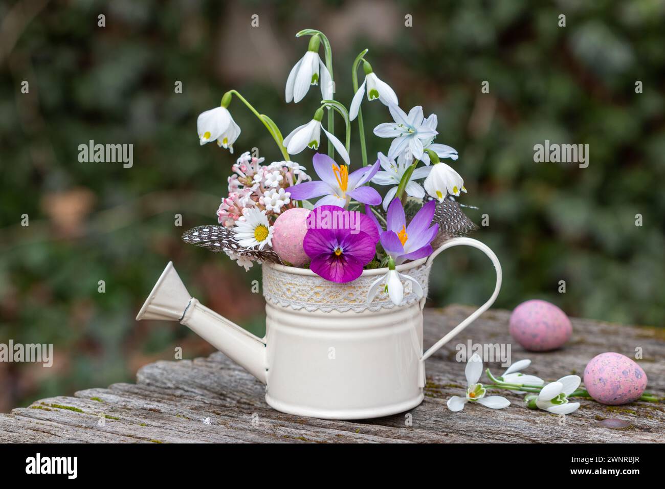 floreali con fiori primaverili rosa e bianchi in lattina decorativa Foto Stock