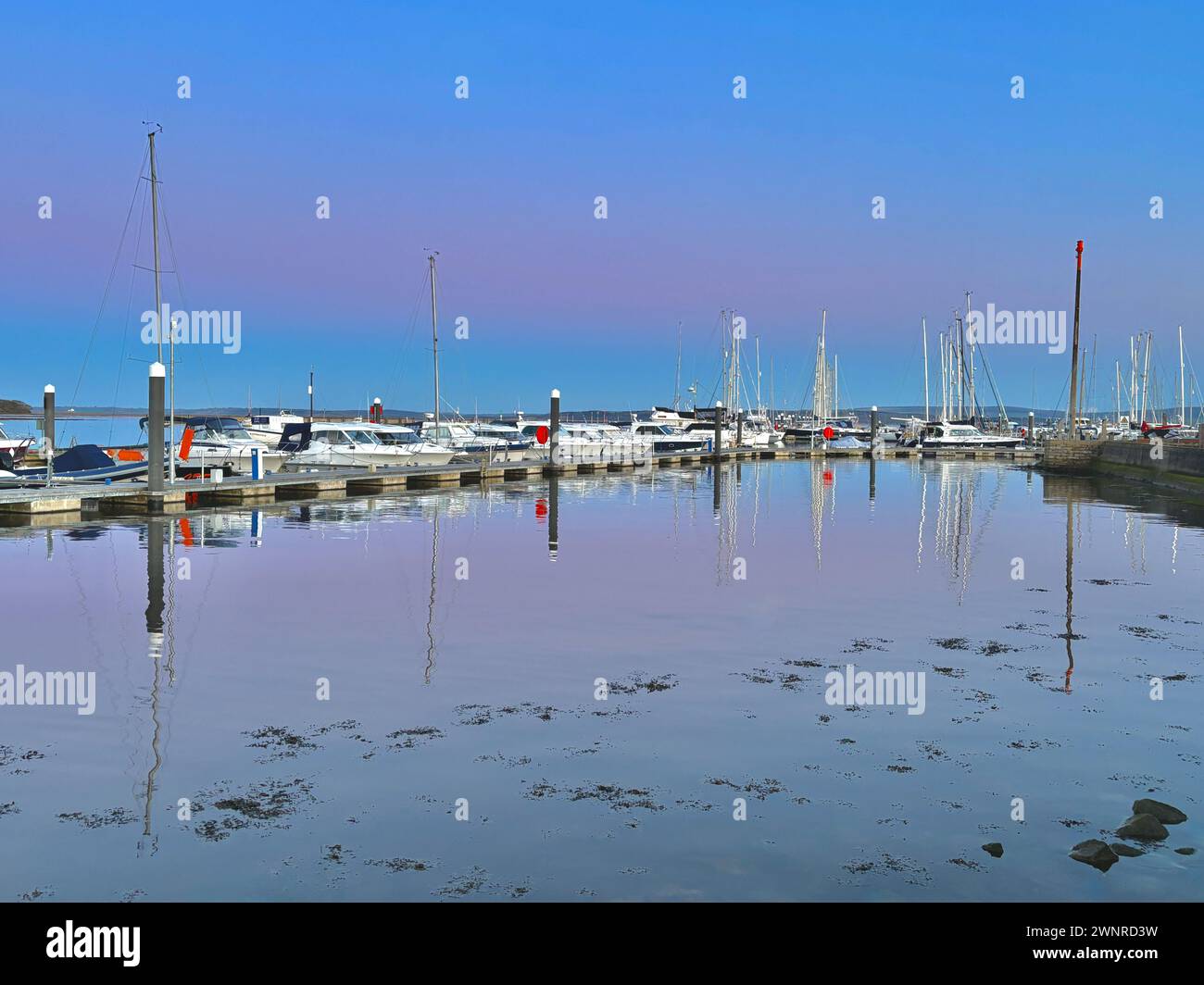 Lymington Quay una sera di inizio primavera Foto Stock