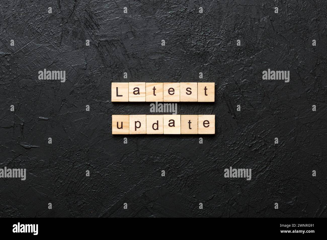 ultima parola di aggiornamento scritta sul blocco di legno. testo dell'ultimo aggiornamento sulla tabella, concetto. Foto Stock