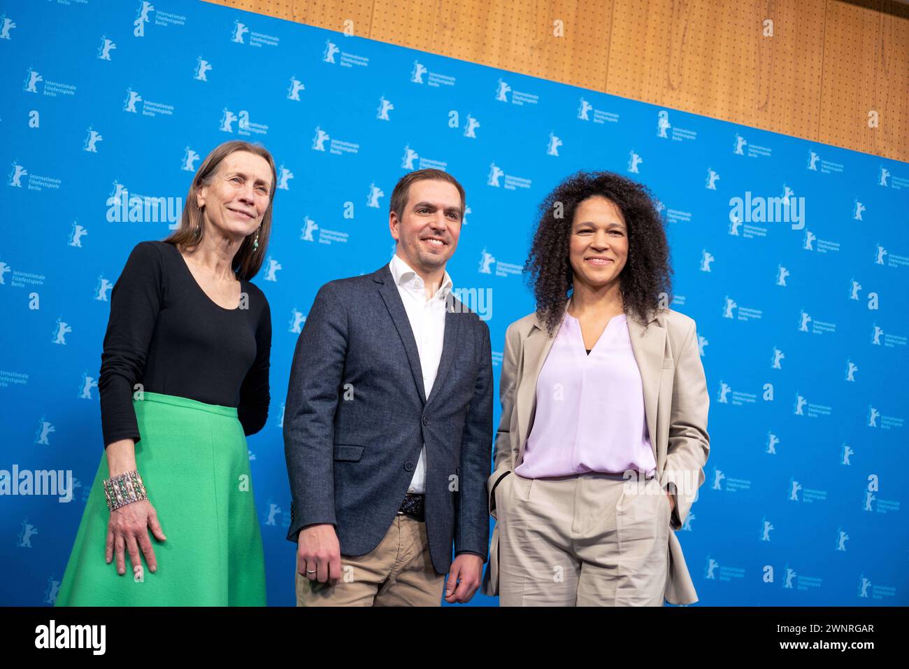 Fußballer Philipp Lahm e Celia äaöic Schirmherren Berlinale incontrano Fußball Project und Mariëtte Rissenbeek Geschäftsführerin Berlinale während des Photocalls zum Film Elf mal Morgen anlässlich der 74. Internationalen Filmfestspiele Berlin. / I calciatori Philipp Lahm e Celia äaöic Patrons of the Berlinale incontrano Fußball Project e Mariëtte Rissenbeek Direttore esecutivo Berlinale durante il photocall per il film Elf mal Morgen in occasione del 74° Festival Internazionale del Cinema di Berlino. Fotografia istantanea/K.M.Krause *** calciatori Philipp Lahm e Celia äaöic Patrons of the Berli Foto Stock