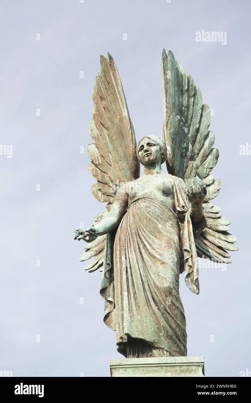 Regno Unito, Bath, Statua dell'Angelo della Pace sul memoriale di Edoardo VII, conosciuto come il Peacemaker, nei Parade Gardens. Foto Stock