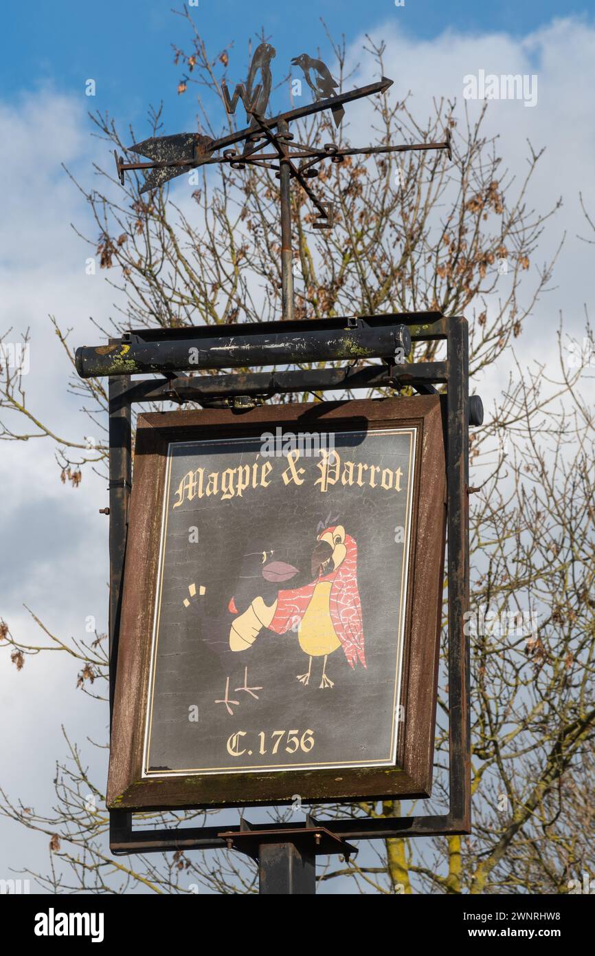 L'ex pub Magpie & Parrot, ora chiuso, Shinfield, Berkshire, Inghilterra, REGNO UNITO. Vecchio cartello da pub Foto Stock