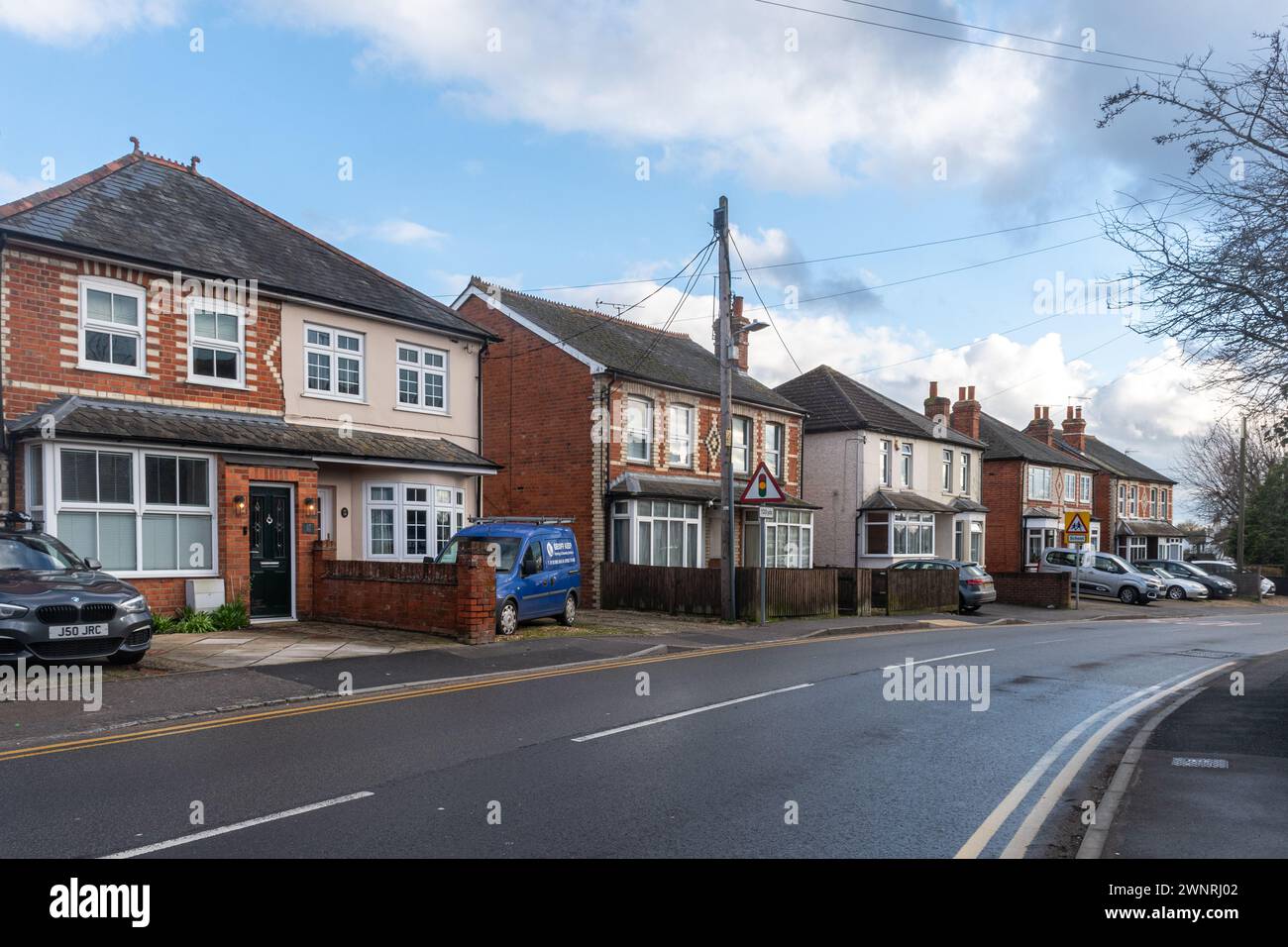 Case o proprietà su School Green, una strada nel centro del villaggio di Shinfield, Berkshire, Inghilterra, Regno Unito Foto Stock