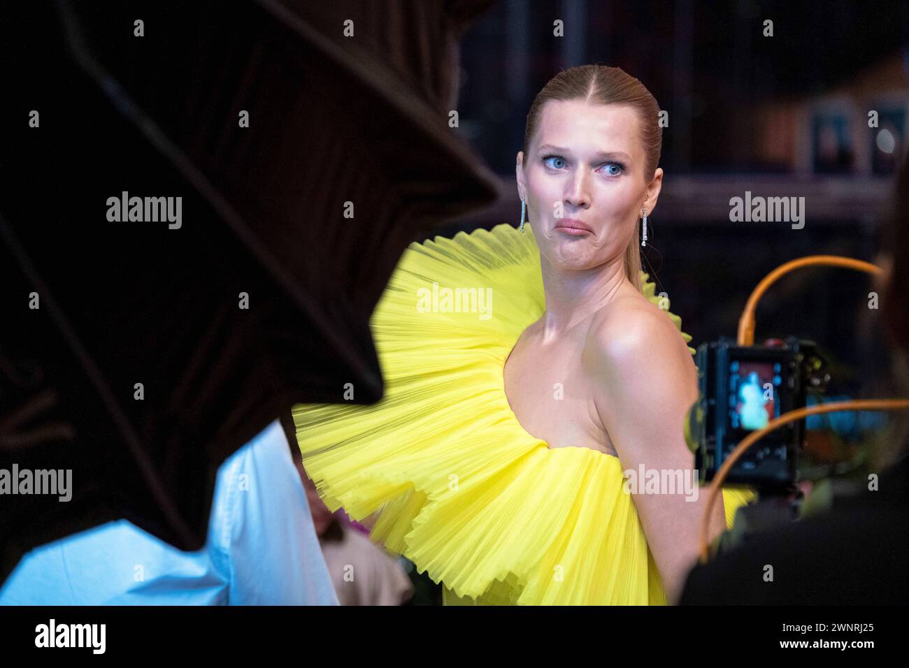 Toni Garrn bei der Ankunft zur Eröffnung der 74. Internationalen Filmfrestpiele mit der Premiere des Films piccole cose come queste . / Toni Garrn in arrivo all'inaugurazione del 74° Festival Internazionale del Cinema con la prima del film Small Things Like These . Snapshot-Photography/K.M.Krause *** Toni Garrn in arrivo all'apertura del 74° Festival Internazionale del Cinema con la prima del film Small Things Like These Toni Garrn in arrivo all'apertura del 74° Festival Internazionale del Cinema con la prima del film Small Things Like These snapshot Photography K M. Krause Foto Stock