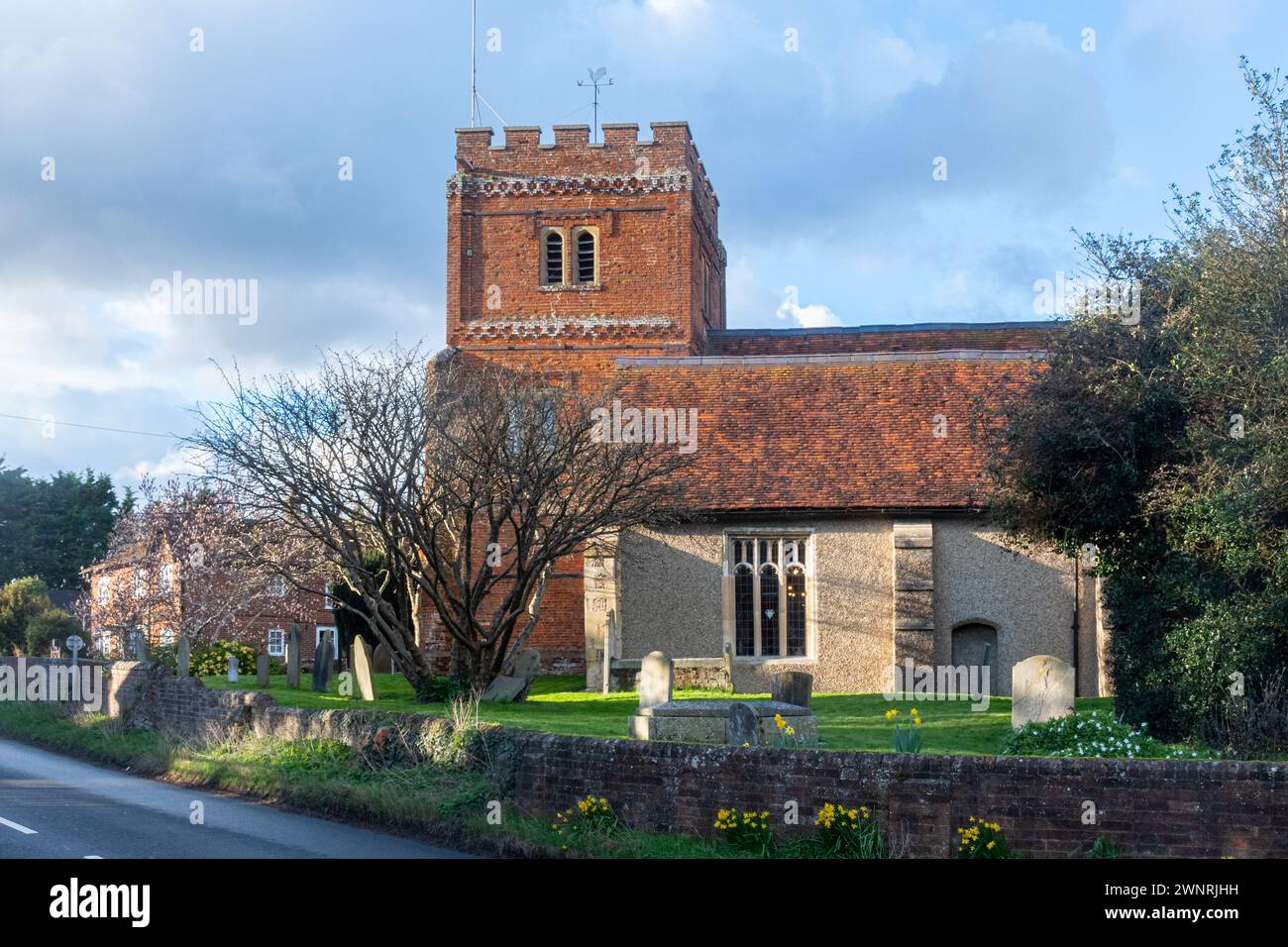 St Mary's Chuch, Shinfield, Berkshire, Inghilterra, Regno Unito. Vista dell'esterno dell'edificio in primavera Foto Stock
