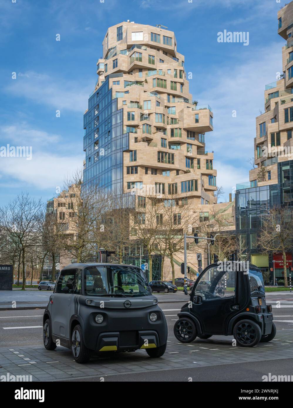 Amsterdam, Paesi Bassi, 03.03.2024, Micro Cars parcheggiate di fronte all'iconico complesso residenziale e di uffici The Valley nel quartiere degli affari di Zuidas Foto Stock