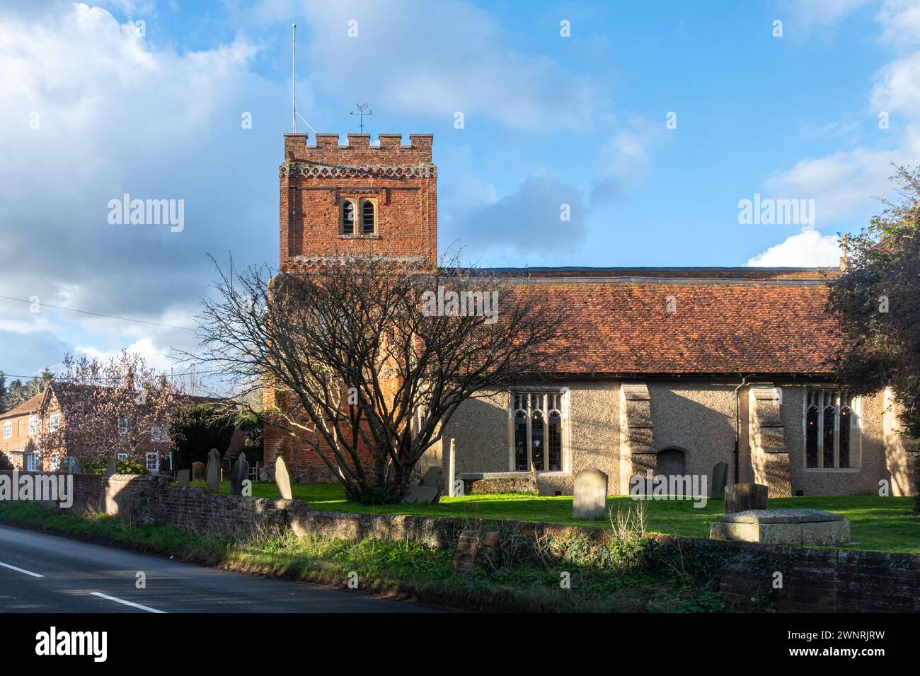 St Mary's Chuch, Shinfield, Berkshire, Inghilterra, Regno Unito. Vista dell'esterno dell'edificio in primavera Foto Stock