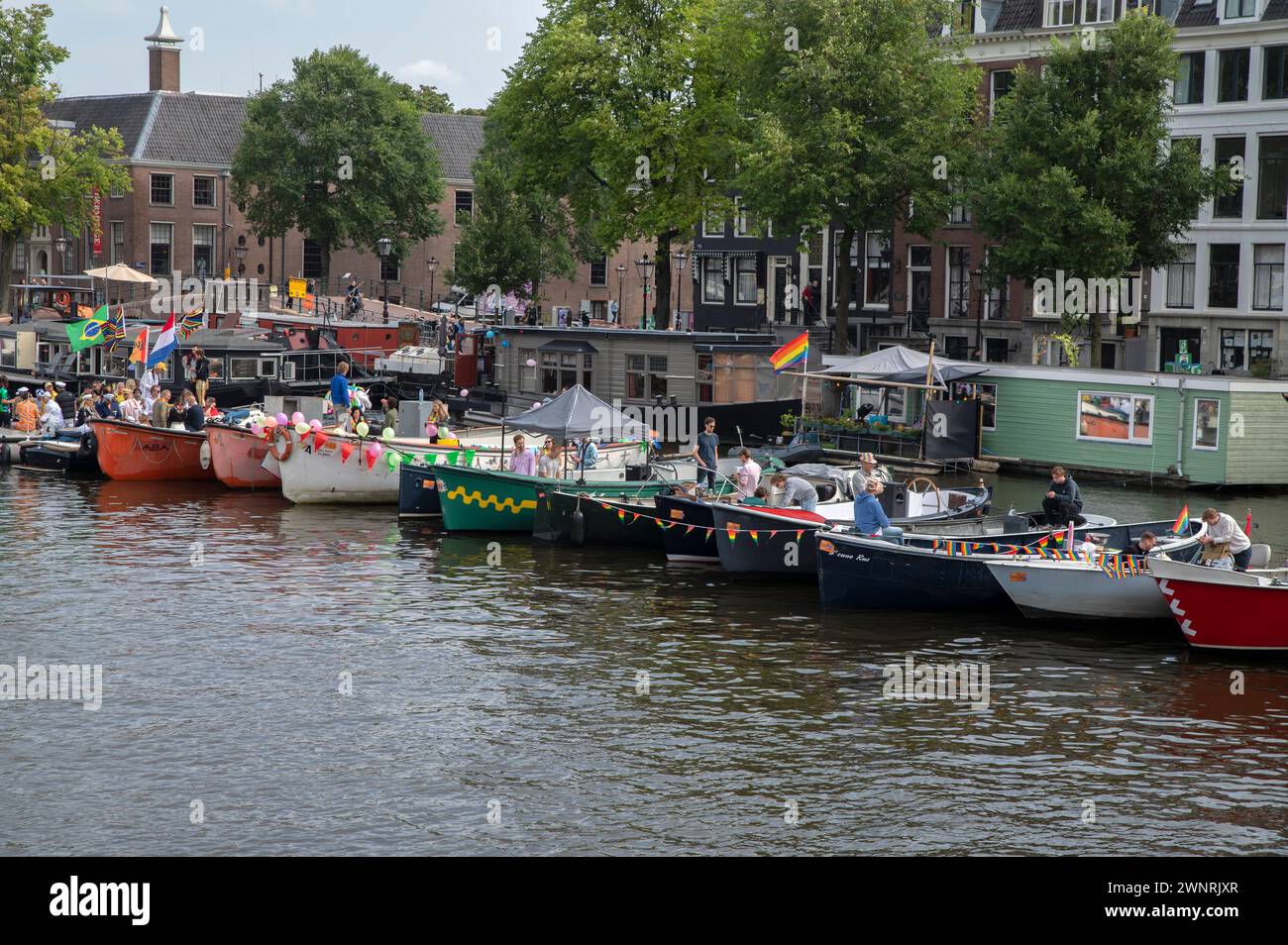 Barche che giacciono sull'Amstel Rive in attesa del Gaypride ad Amsterdam, Paesi Bassi 5-8-2023 Foto Stock Barche che giacciono sull'Amstel Rive in attesa del Gaypride ad Amsterdam, Paesi Bassi 5-8-2023 Foto Stock