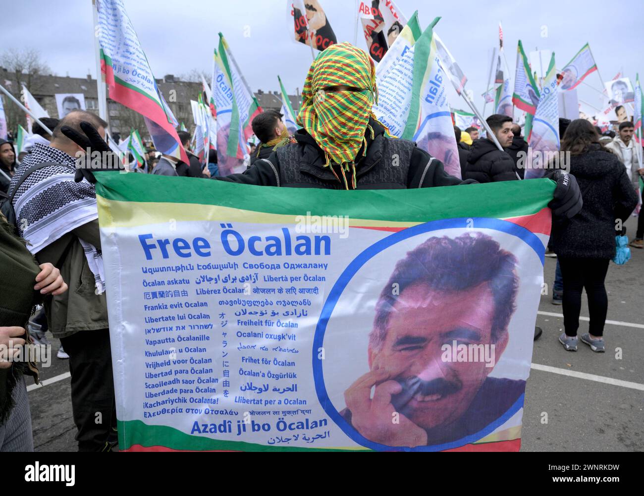 DEU , DEUTSCHLAND : Kurden demonstrieren in Koeln Köln fuer die Freilassung von Abdullah Oecalan Abdullah Öcalan , 17.02.2024 DEU , GERMANIA : i curdi / i curdi stanno manifestando a Colonia per il rilascio di Abdullah Ocalan , 17.02.2024 *** DEU , GERMANIA i curdi curdi manifestano a Colonia per la liberazione di Abdullah Oecalan Abdullah Öcalan , 17 02 2024 DEU , GERMANIA i curdi manifestano a Colonia per la liberazione di Abdullah Ocalan , 17 02 2024 Foto Stock