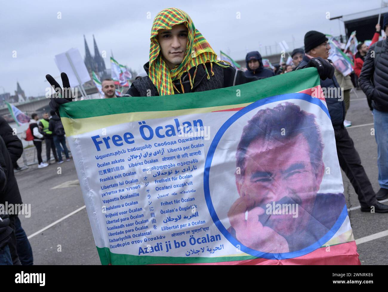 DEU , DEUTSCHLAND : Kurden demonstrieren in Koeln Köln fuer die Freilassung von Abdullah Oecalan Abdullah Öcalan , 17.02.2024 DEU , GERMANIA : i curdi / i curdi stanno manifestando a Colonia per il rilascio di Abdullah Ocalan , 17.02.2024 *** DEU , GERMANIA i curdi curdi manifestano a Colonia per la liberazione di Abdullah Oecalan Abdullah Öcalan , 17 02 2024 DEU , GERMANIA i curdi manifestano a Colonia per la liberazione di Abdullah Ocalan , 17 02 2024 Foto Stock