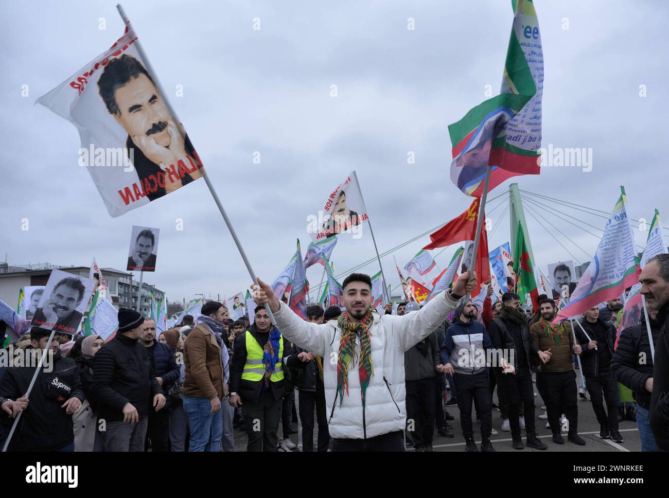 DEU , DEUTSCHLAND : Kurden demonstrieren in Koeln Köln fuer die Freilassung von Abdullah Oecalan Abdullah Öcalan , 17.02.2024 DEU , GERMANIA : i curdi / i curdi stanno manifestando a Colonia per il rilascio di Abdullah Ocalan , 17.02.2024 *** DEU , GERMANIA i curdi curdi manifestano a Colonia per la liberazione di Abdullah Oecalan Abdullah Öcalan , 17 02 2024 DEU , GERMANIA i curdi manifestano a Colonia per la liberazione di Abdullah Ocalan , 17 02 2024 Foto Stock