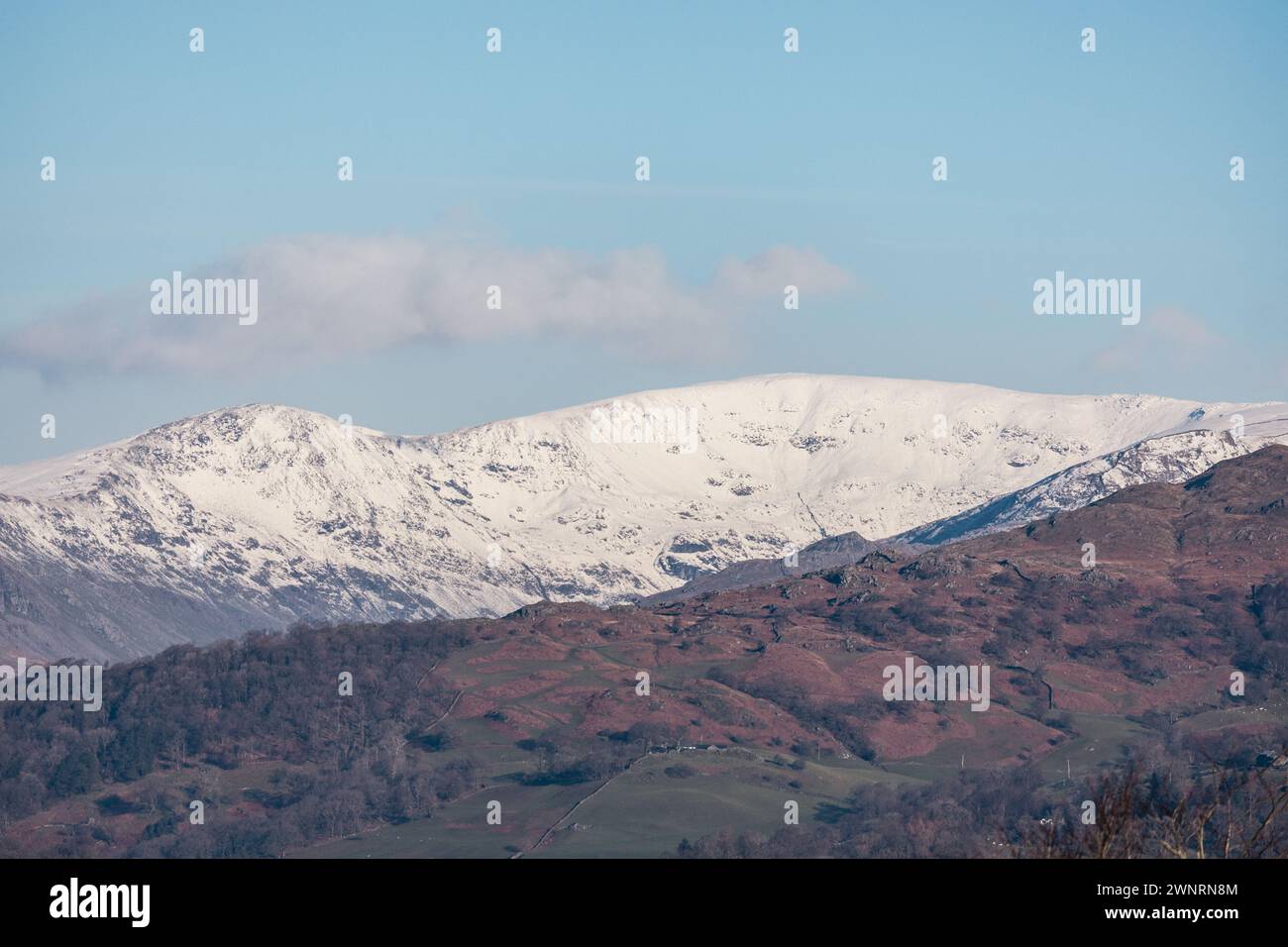 Cumbria, Regno Unito. 4 marzo 2024. Meteo nel Regno Unito. Gelata e giornate limpide e soleggiate e fredde la neve ha ricoperto alte colline sopra e intorno al lago Windermere, nella Cumbria meridionale, il Lake District . Crediti: Gordon Shoosmith/Alamy Live News Foto Stock