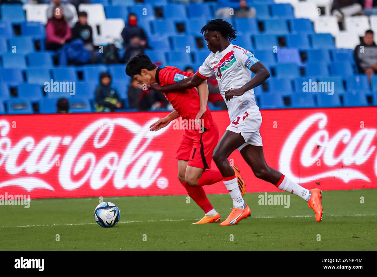 MENDOZA, ARGENTINA - MAGGIO 28: Seongjin Kang della Repubblica di Corea e Alagie Saine del Gambia durante la Coppa del mondo FIFA U20 Argentina 2023 partita tra Korea R. Foto Stock