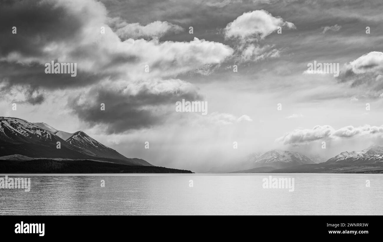 Un paesaggio panoramico delle Alpi meridionali della nuova Zelanda e del lago Pukaki con cielo blu e nuvole. Isola del Sud, nuova Zelanda. Vista dal negozio di salmoni Alpine. Foto Stock