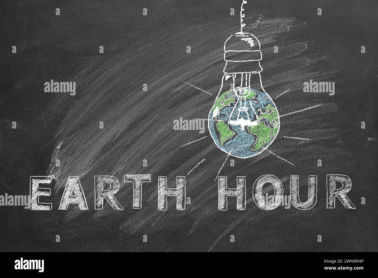 Lampadine con scritta EARTH HOUR disegnate a mano in gesso su una lavagna scolastica. Salvare il mondo. Salvate il nostro pianeta. Foto Stock