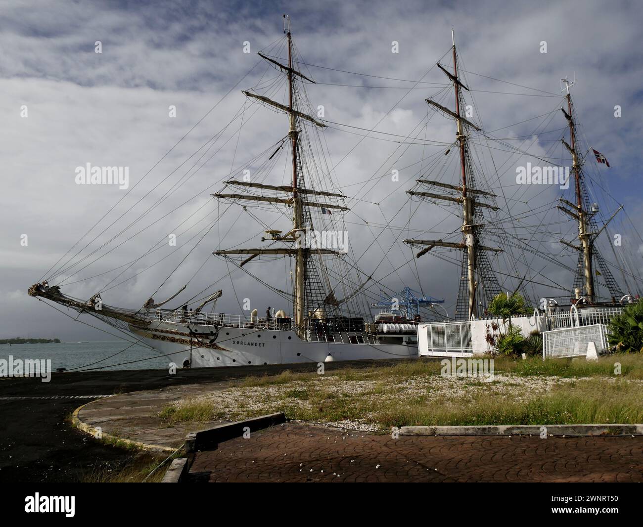 Pointe a pitre, guadalupa, francia - 20 gennaio 2024: Nave Sorlandet alla banchina, alto vascello norvegese e collegio Foto Stock