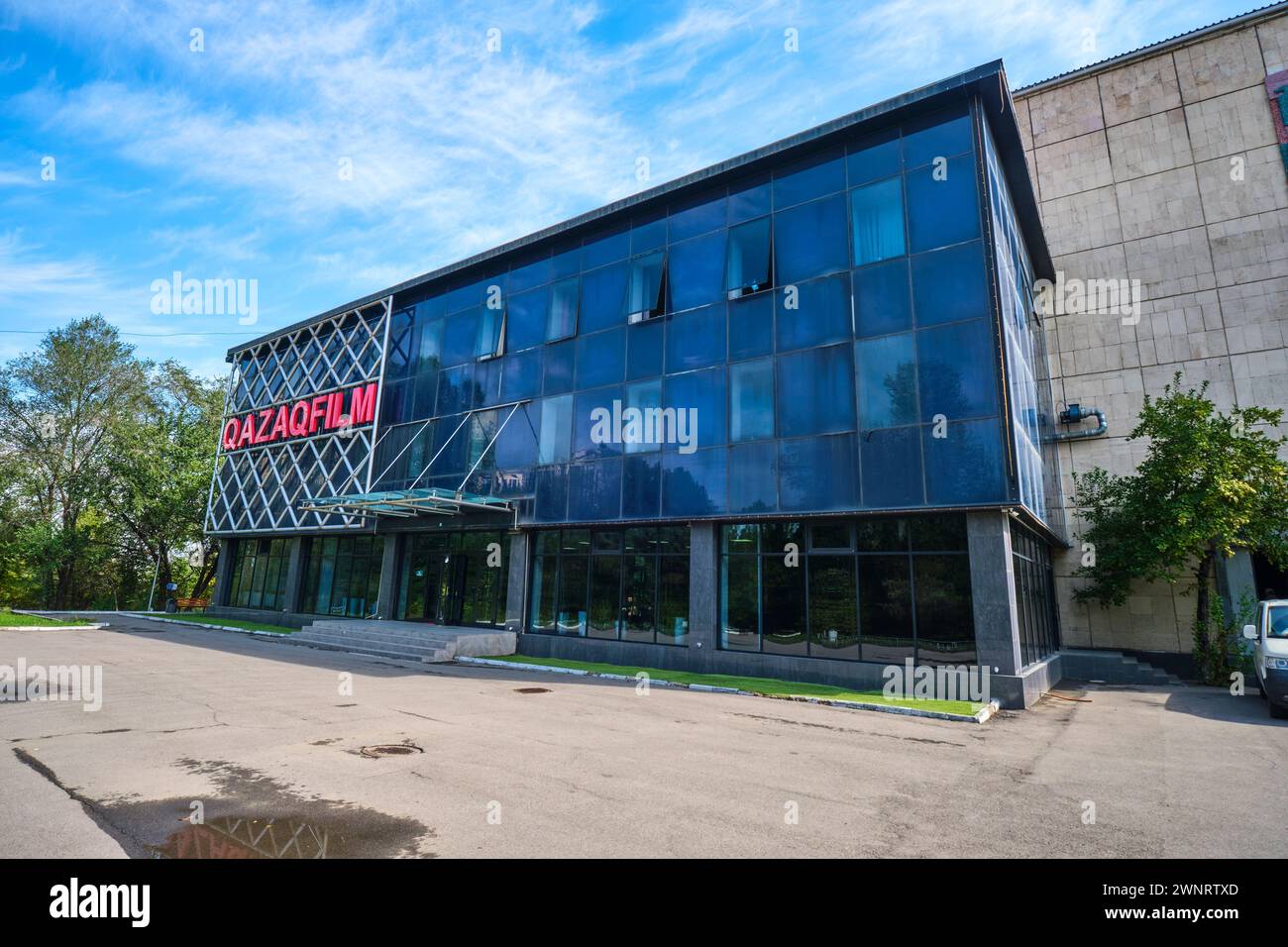 La vista dell'ingresso anteriore agli uffici principali del complesso. Al Kazakhfilm Movie Studio di Almaty, Kazakistan. Foto Stock