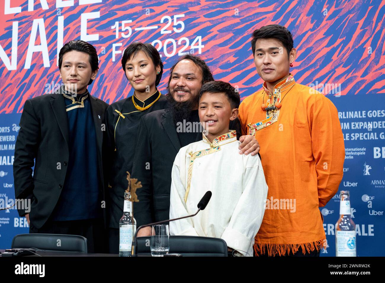 Regisseur min Bahadur Bham, Schauspieler Thinley Lhamo, Sonam Topden, Tenzin Dalha und Karma Wangyal Gurung während der Pressekonferenz zum Film Shambala anlässlich der 74. Internationalen Filmfestspiele Berlin. / Regista min Bahadur Bham, attori Thinley Lhamo, Sonam Topden, Tenzin Dalha e Karma Wangyal Gurung durante la conferenza stampa del film Shambala in occasione del 74° Festival Internazionale del Cinema di Berlino. Snapshot-Photography/K.M.Krause *** Direttore min Bahadur Bham, attori Thinley Lhamo, Sonam Topden, Tenzin Dalha e Karma Wangyal Gurung durante la conferenza stampa per la prima volta Foto Stock