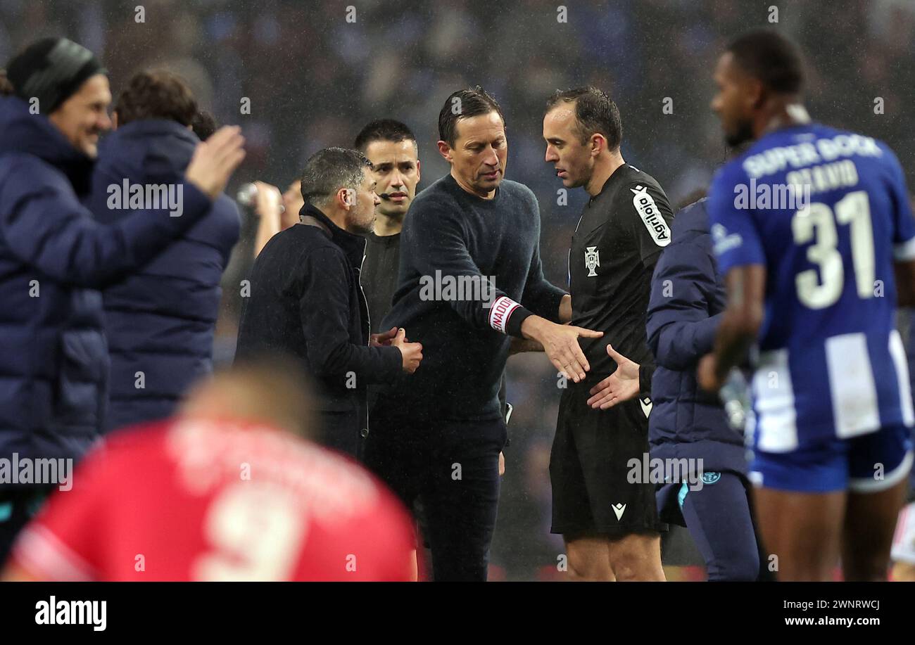 Porto, 03/03/2024 - il Futebol Clube do Porto ha ospitato lo Sport Lisboa e il Benfica al Estádio do Dragão questa sera in una partita che conta per il 24° turno della i League 2023/24. Sérgio Conceição; Roger Schmidt (Miguel Pereira/Global Imagens) Foto Stock