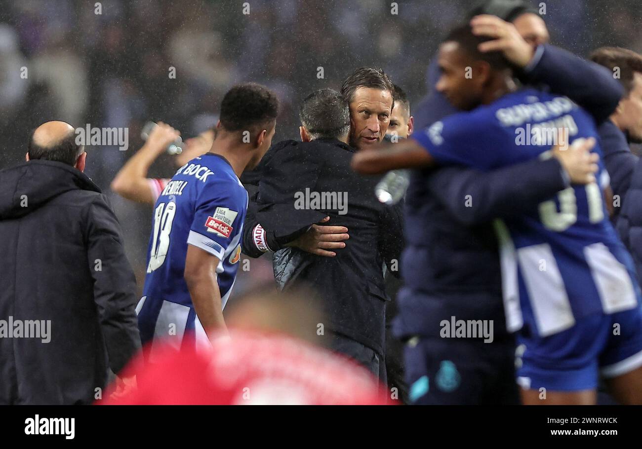 Porto, 03/03/2024 - il Futebol Clube do Porto ha ospitato lo Sport Lisboa e il Benfica al Estádio do Dragão questa sera in una partita che conta per il 24° turno della i League 2023/24. Sérgio Conceição; Roger Schmidt (Miguel Pereira/Global Imagens) Foto Stock