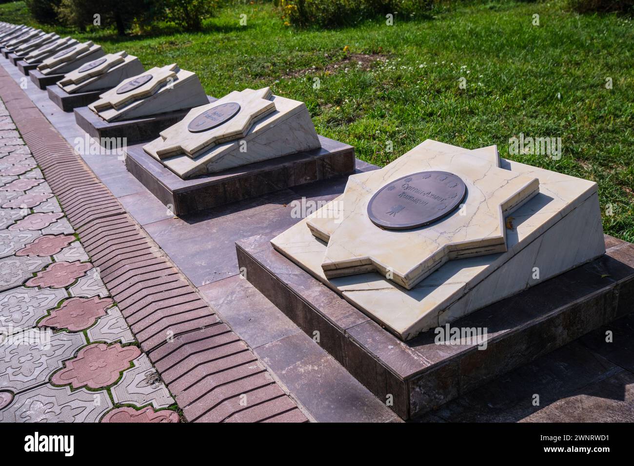 Vista di parte della Walk of Fame, costituita da molti medaglioni di marmo e targhe, che onorano il meglio dell'industria cinematografica locale. Al Kazakhfilm Mo Foto Stock