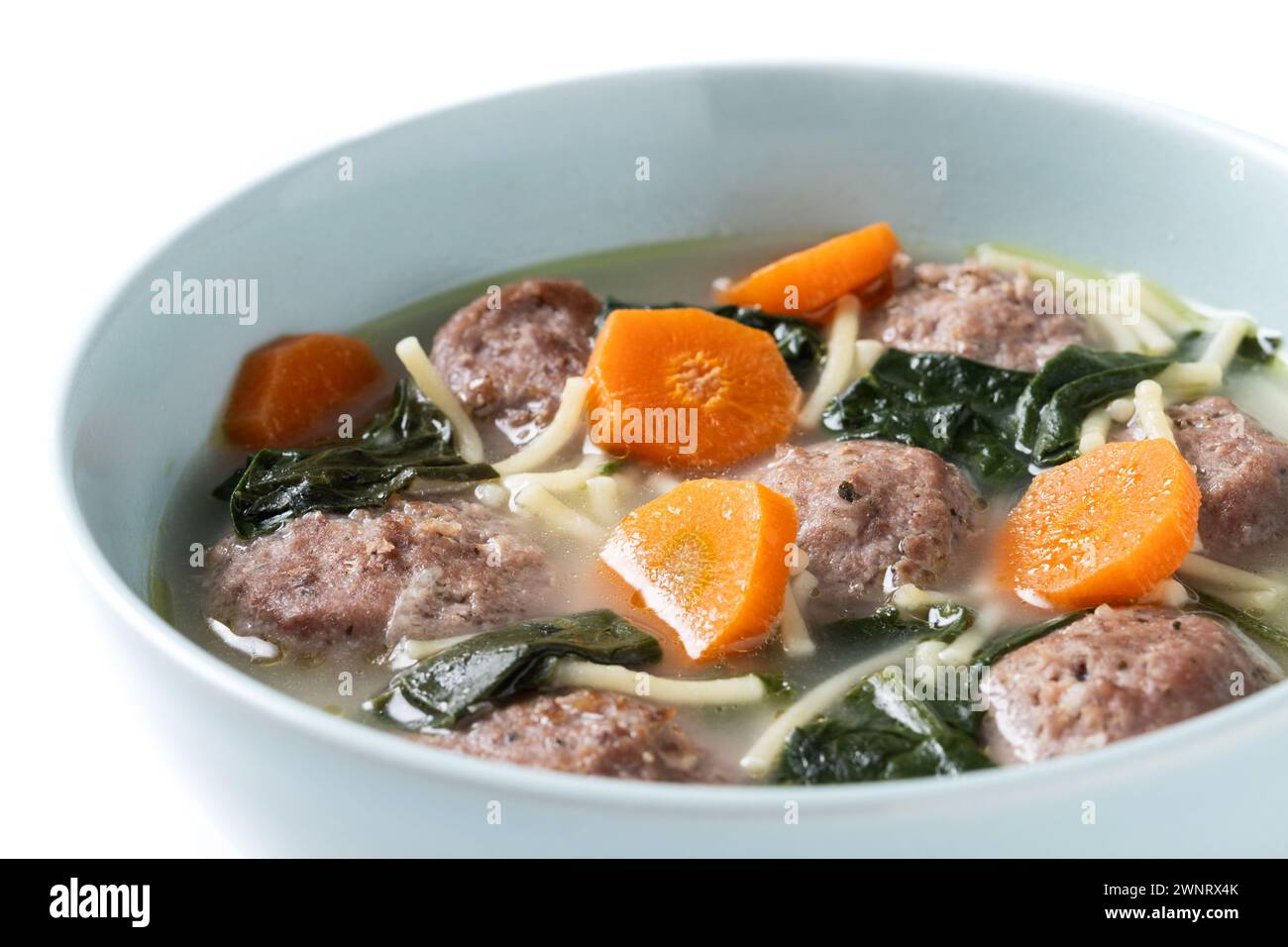 Zuppa nuziale italiana con polpette e spinaci isolati su sfondo bianco Foto Stock