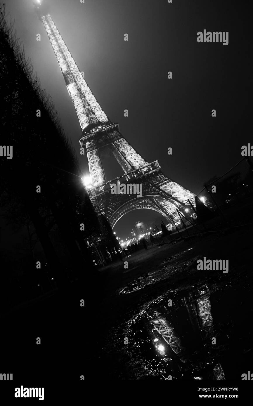 Torre Eiffel di notte (Parigi Francia) riflesso Foto Stock