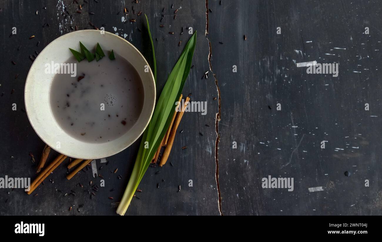foto del cibo sotto forma di riso nero appiccicoso con latte Foto Stock