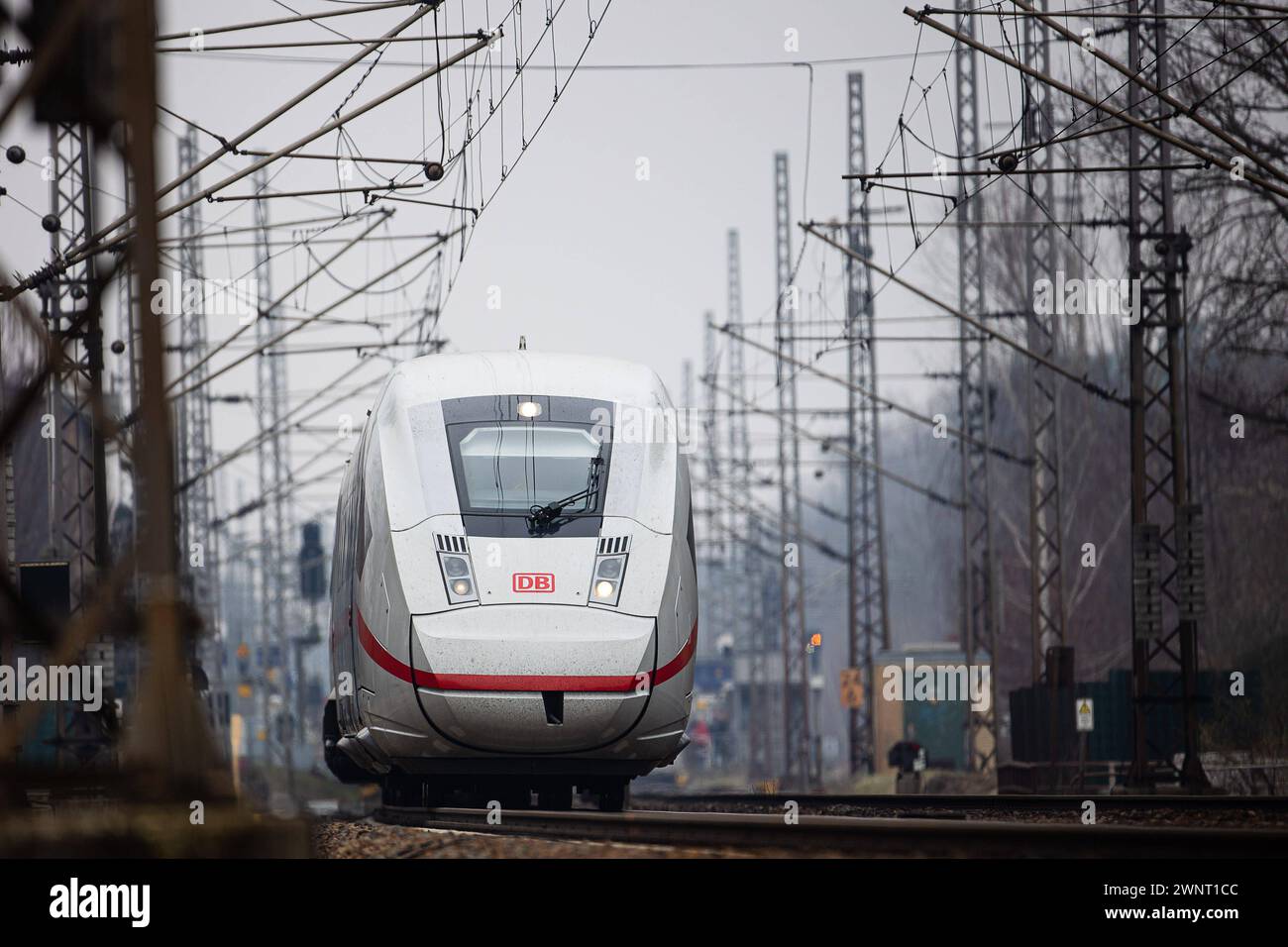 Ein Zug der Deutschen Bahn DB AM 04. März 2024 auf einer Strecke in Brandeburgo in der Nähe von Berlin. Zugverkehr in Deutschland *** Un treno Deutsche Bahn DB il 4 marzo 2024 su una linea nel Brandeburgo vicino a Berlino traffico ferroviario in Germania Foto Stock