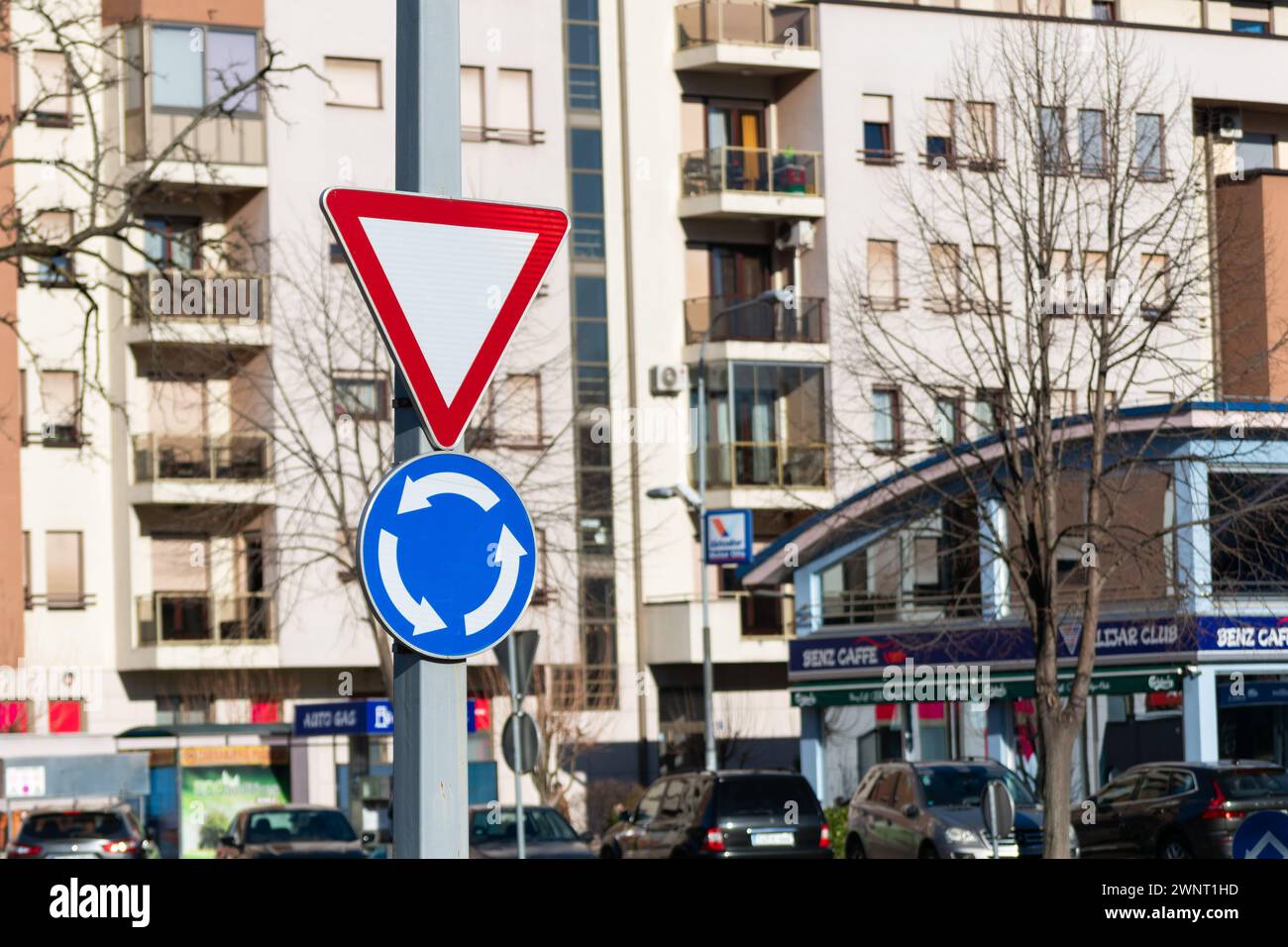 Rotatoria e indicazioni stradali, i cartelli stradali si avvicinano Foto Stock