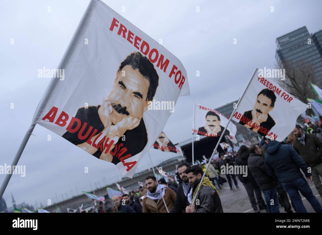 DEU , DEUTSCHLAND : Kurden demonstrieren in Koeln Köln fuer die Freilassung von Abdullah Oecalan Abdullah Öcalan , 17.02.2024 DEU , GERMANIA : i curdi / i curdi stanno manifestando a Colonia per il rilascio di Abdullah Ocalan , 17.02.2024 *** DEU , GERMANIA i curdi curdi manifestano a Colonia per la liberazione di Abdullah Oecalan Abdullah Öcalan , 17 02 2024 DEU , GERMANIA i curdi manifestano a Colonia per la liberazione di Abdullah Ocalan , 17 02 2024 Foto Stock