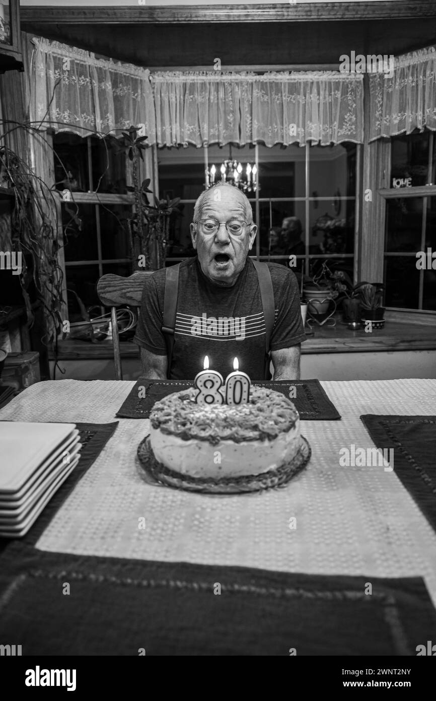 Uomo anziano in procinto di esplodere il suo compleanno senza candele Foto Stock